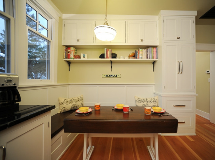 厨房角落板凳在棕色和白色的，美丽的，厨房的桌子