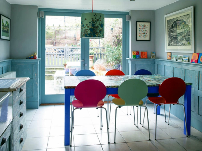厨房的桌子和椅，多彩的模型小厨房