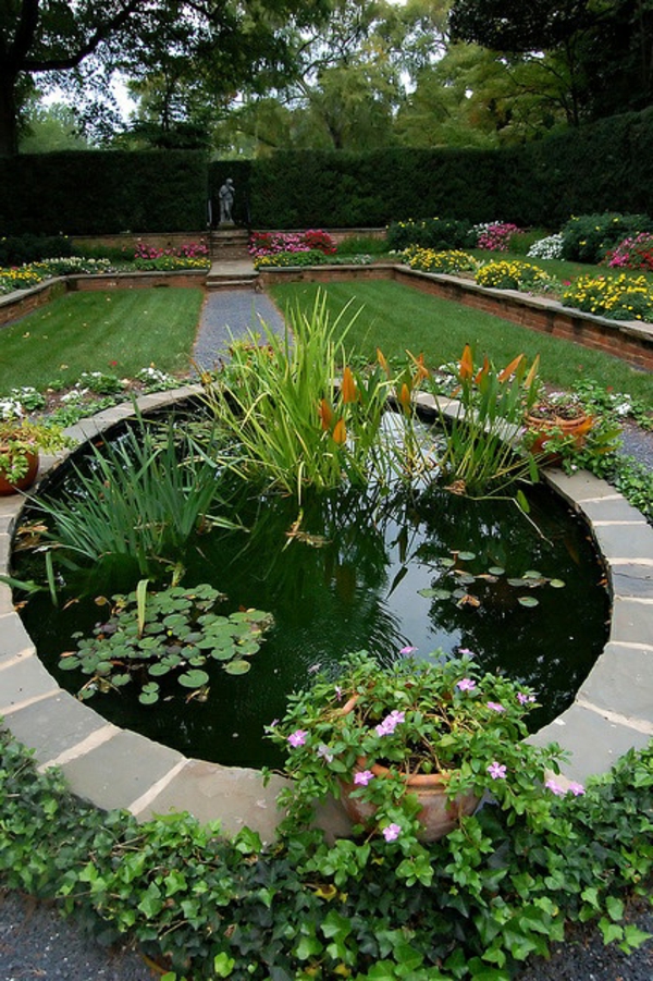 diseño de jardín de roca con un estanque artístico y muchas plantas y árboles