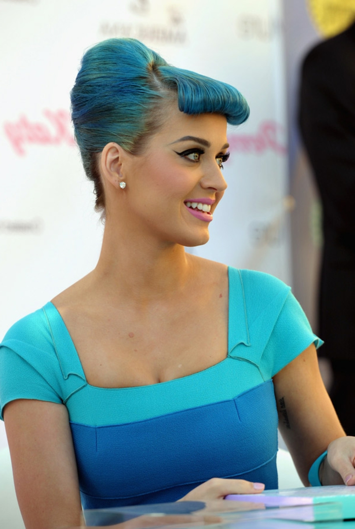 Кати Пери със синя коса, готино облекло, рокля в тюркоазено, розови устни, очна линия и маскара