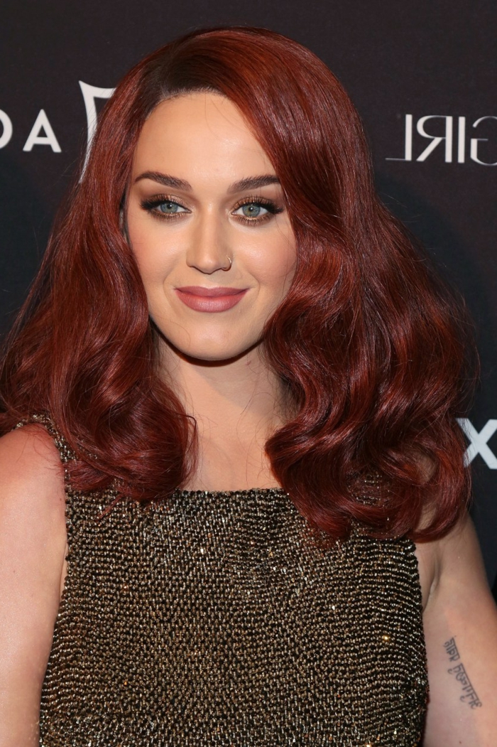 Katy Parry avec des cheveux roux, des cheveux roux et des yeux bleus - look parfait, maquillage décontracté