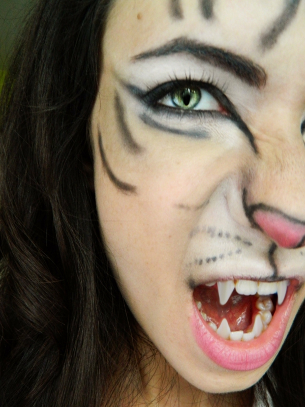kissa meikki halloween tyttö hampaita vampyyri