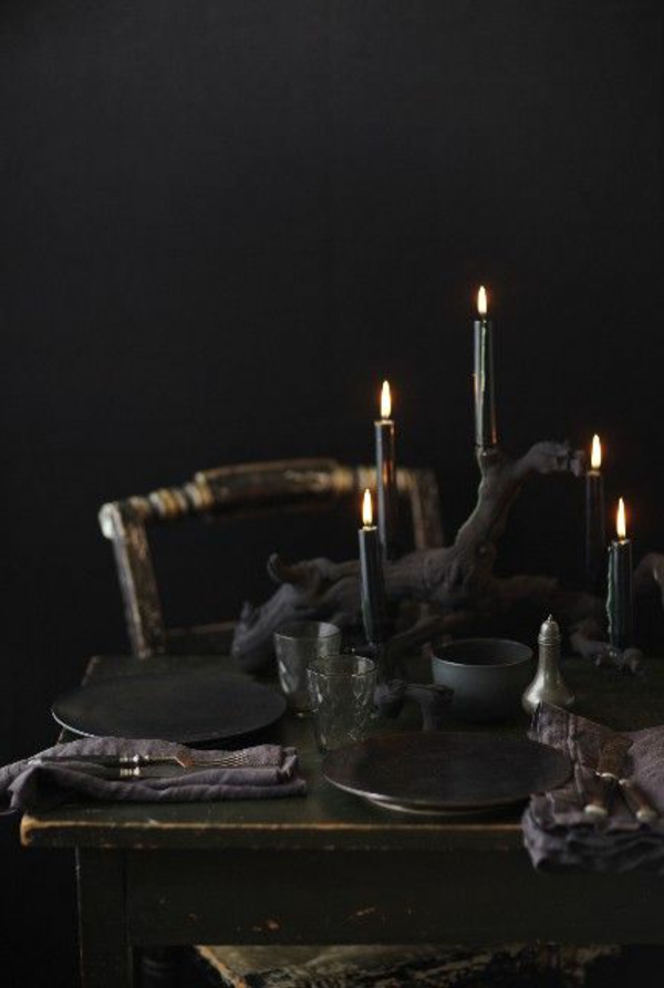 κεριά-in-γοτθικό δωμάτιο