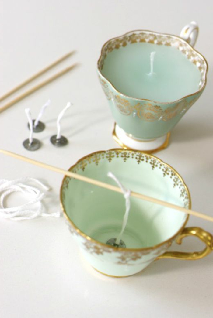 एक मोमबत्ती धारक के रूप में सोने के तत्वों के साथ हरी चाय कप का उपयोग करें