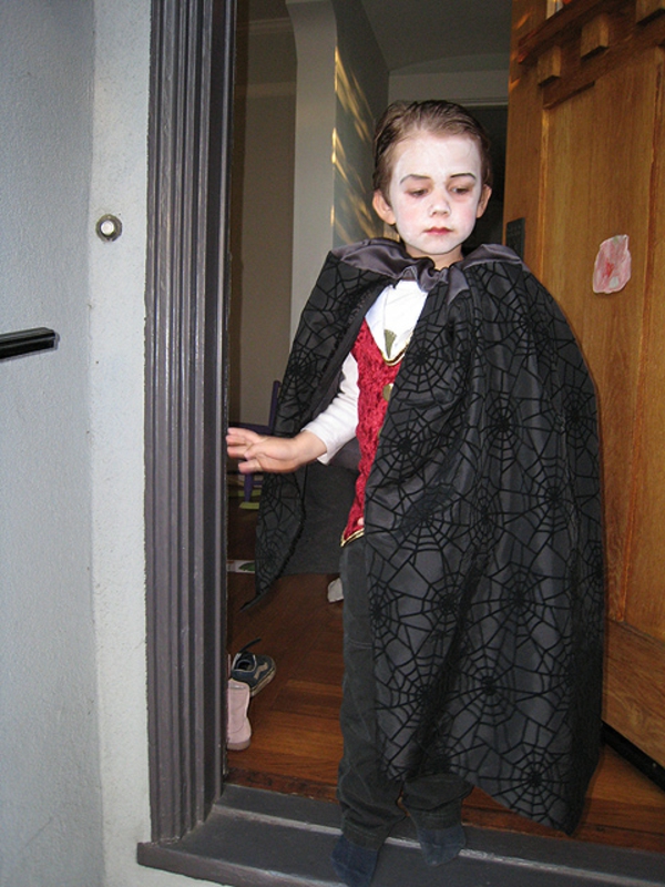 小孩吸血鬼化妆小男孩走出了房子