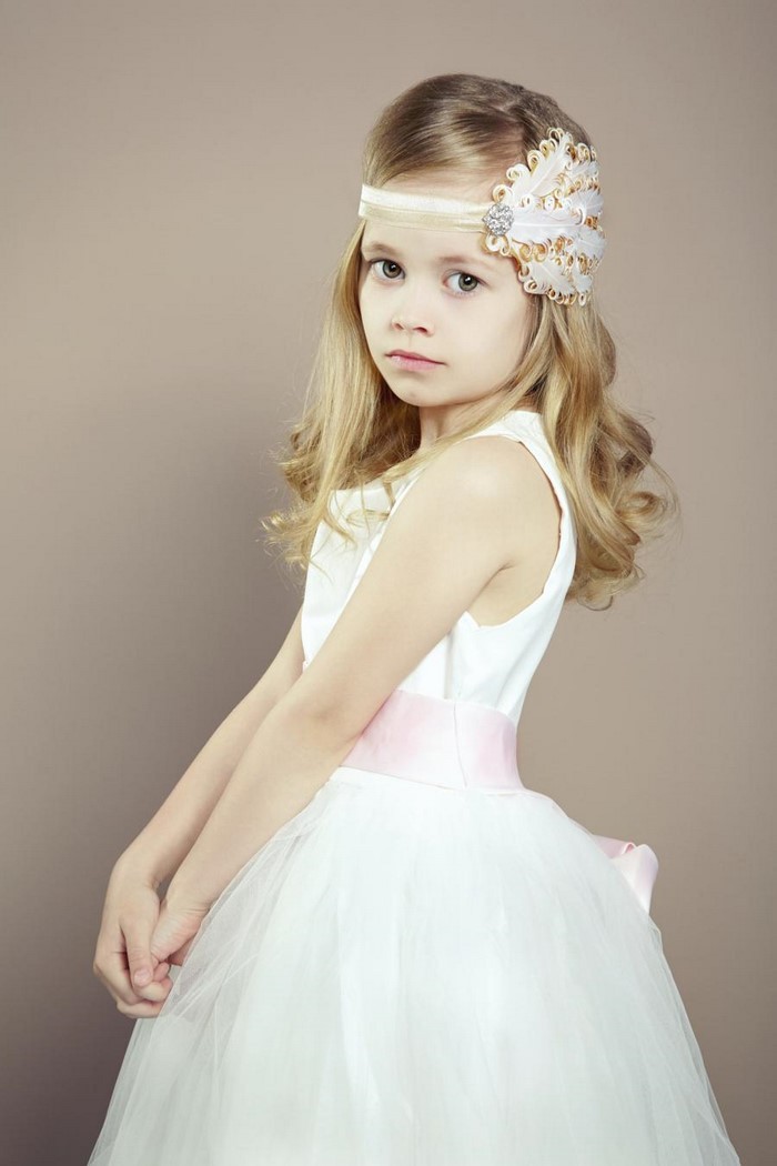 το παιδί-χτενίσματα-ξανθά μαλλιά λευκό φόρεμα