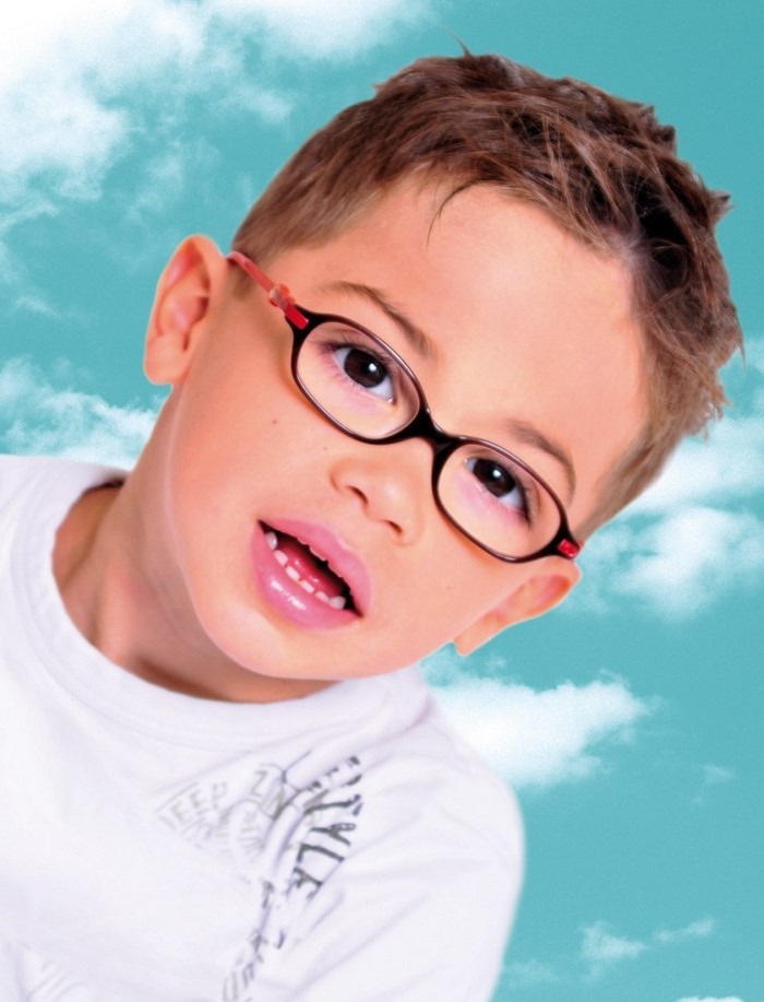gyermek-frizura-egy-fajta a szemüveg-és rövid haj