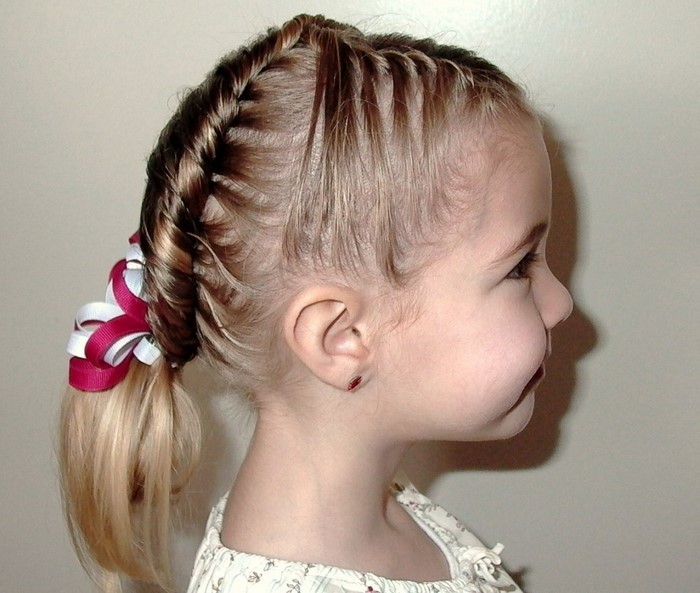 gyermek-frizura-a-lány-profilban