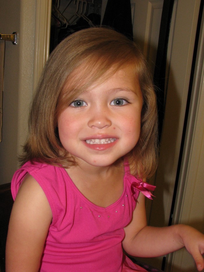 gyermek-frizura-a-lány-in-pink-with-rövid haj