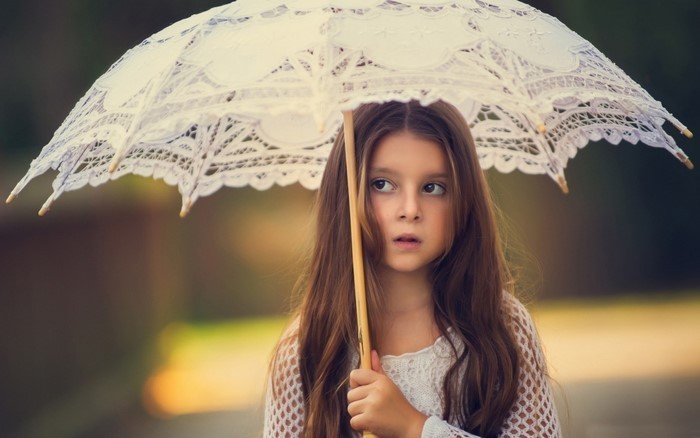 το παιδί-χτενίσματα-α-μικρό-κορίτσι-με-ένα-ομπρέλα