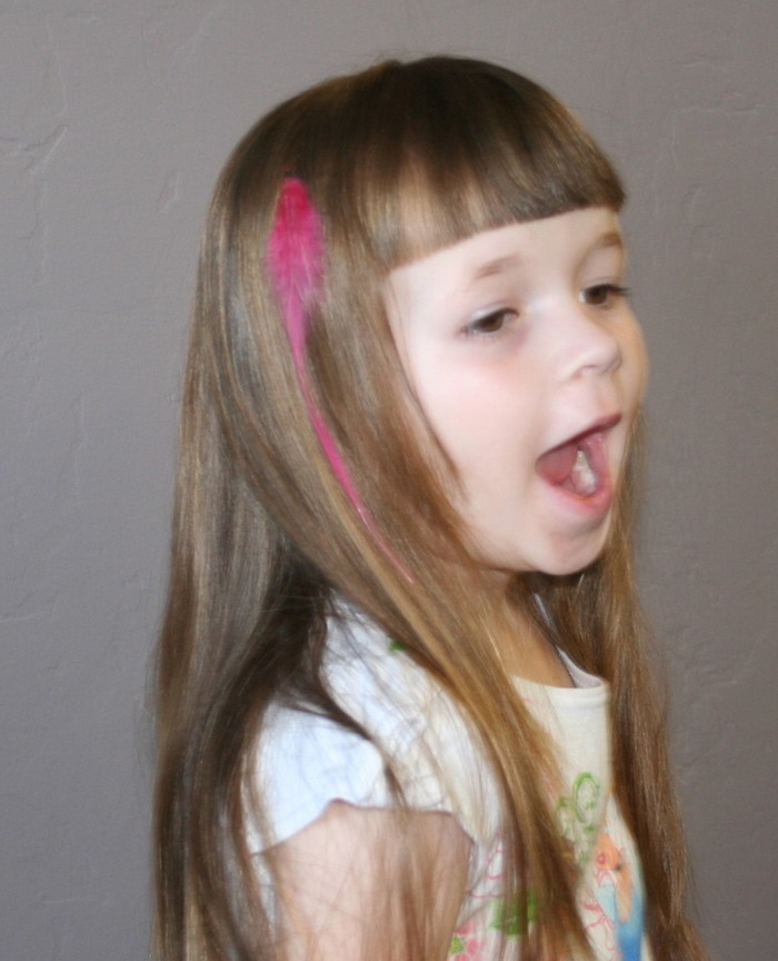 το παιδί-χτενίσματα-α-μικρό-κορίτσι-με-ροζ-in-the-μαλλιά
