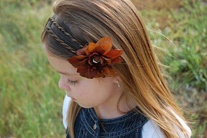 το παιδί-χτενίσματα-α-λουλούδι στα μαλλιά