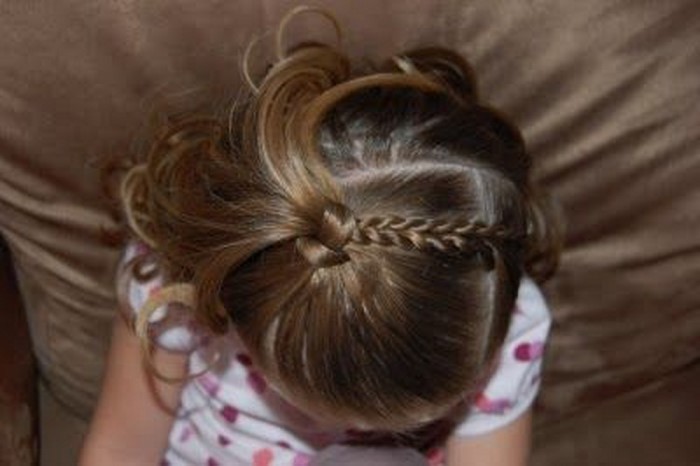 το παιδί-χτενίσματα-ενδιαφέρον-μαλλιά-κλειδαριές των μαλλιών