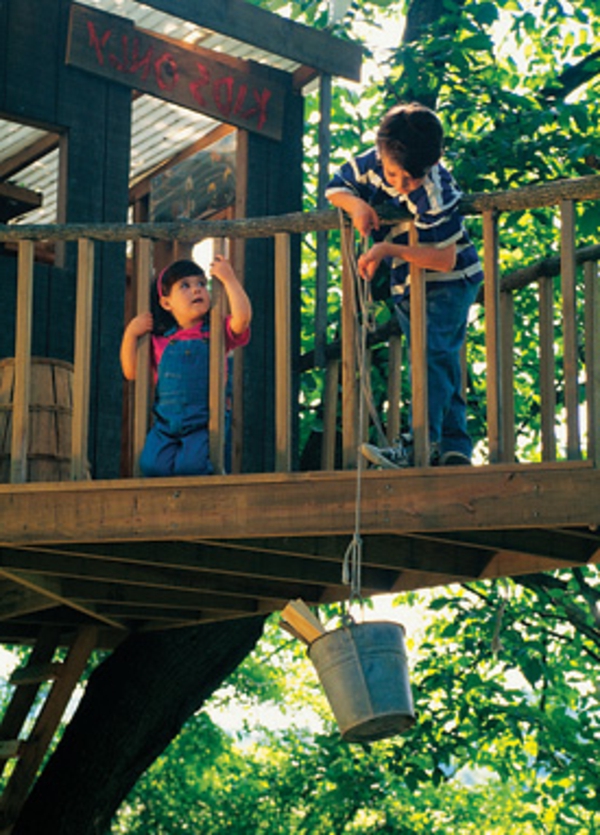 children-play-tree-building-self-build- con balcón