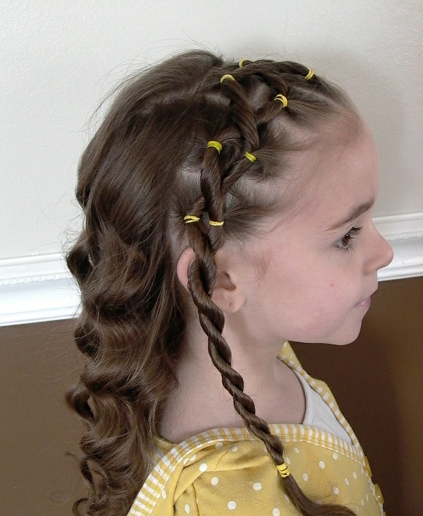 الأطفال تسريحات الشعر المتاحة للاهتمام، تصفيفة الشعر فتاة مع الضفائر