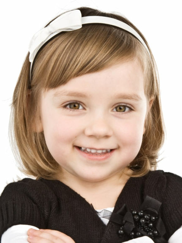 الأطفال تسريحات الشعر ل---فتاة تبتسم الفتاة مع القصير والشعر مشرق