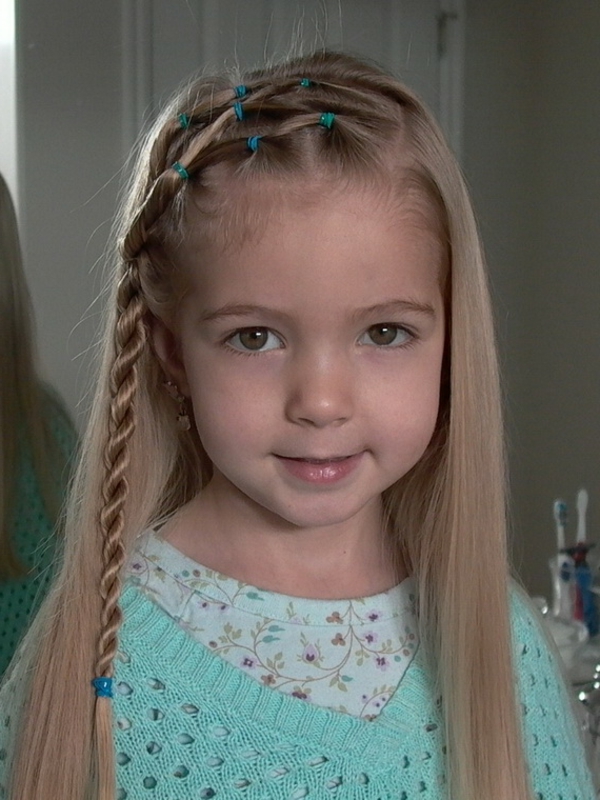 الأطفال تسريحات الشعر المتاحة للفتاة مع الاشقر على نحو سلس طويلة الشعر