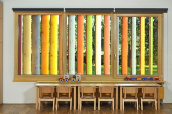 幼儿园内，五颜六色的现代百叶窗