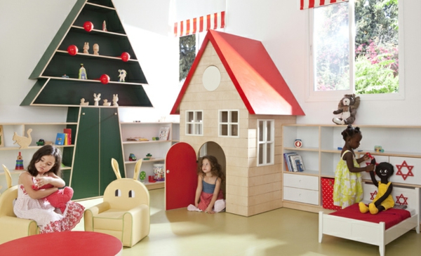 óvoda-belső-a-gyerek-house-és-a-mesterséges fa