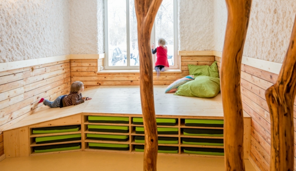 幼儿园内部，奢侈床的木