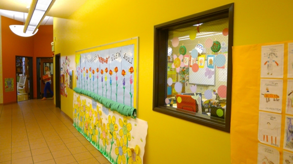 幼儿园内黄壁式走廊