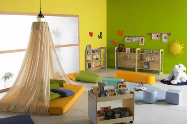 幼儿园内，绿色和黄色的墙，床用，窗帘
