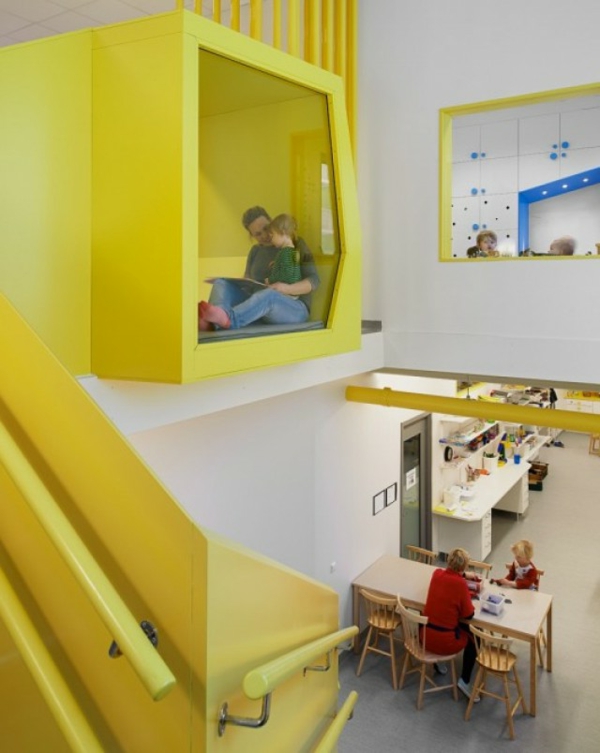 幼儿园的室内装饰在黄色色
