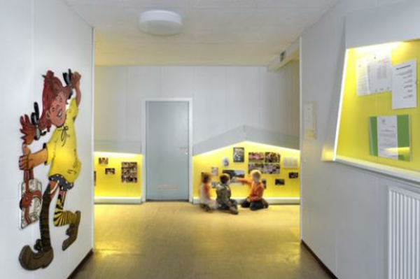幼儿园内部，有趣的黄色照明
