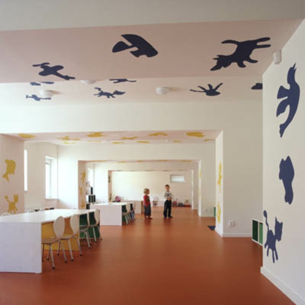幼儿园内部，有趣的墙设计