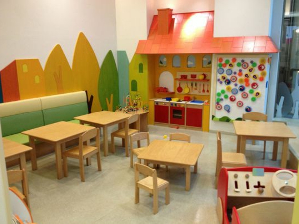 幼儿园室内小木头桌子和多彩，墙