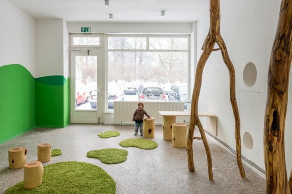 幼儿园室内设计自然房间的木动机