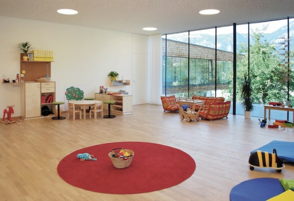 幼儿园内部轮地毯和玻璃，墙壁