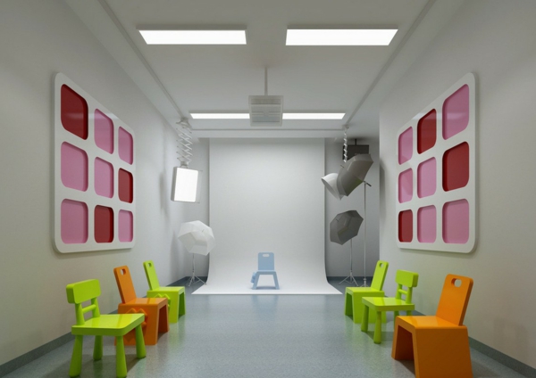 óvoda-belső-sima szürke falak-és színes székek
