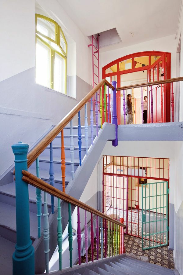 óvoda-belső-lépcsők-with-színes-korlát