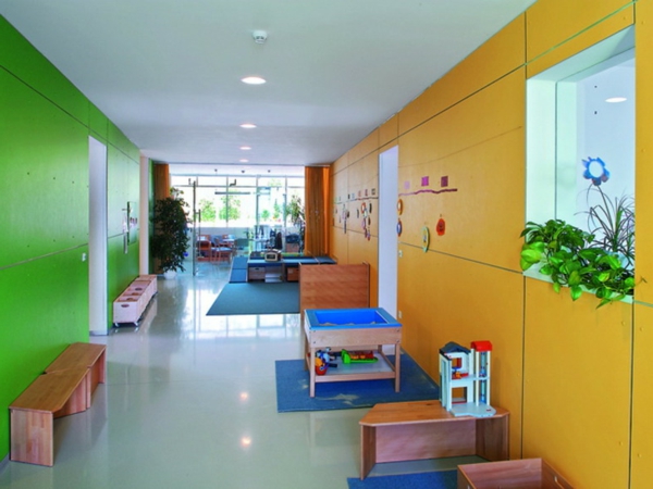 幼儿园室内，墙壁，在绿色和黄色