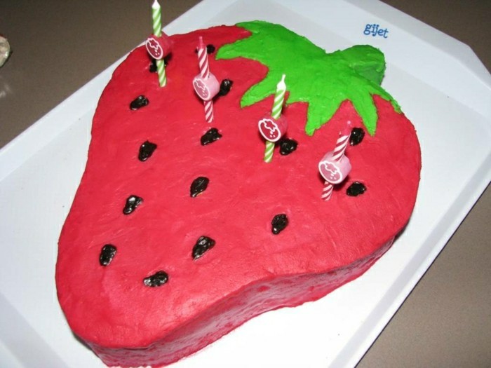 niños cumpleaños de la torta-fresa-figura y el color rojo