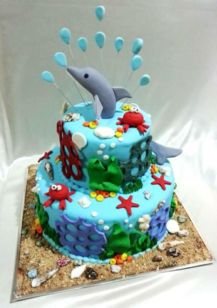 niños en la torta de cumpleaños a los delfines-figura-azul-crema