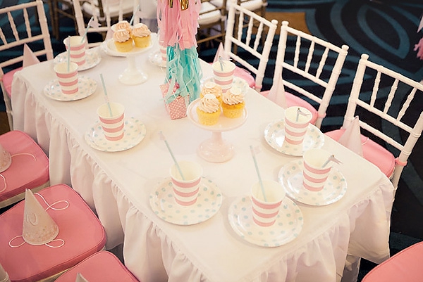pequeños artículos de mesa y decoración en color rosa - fiesta para niños