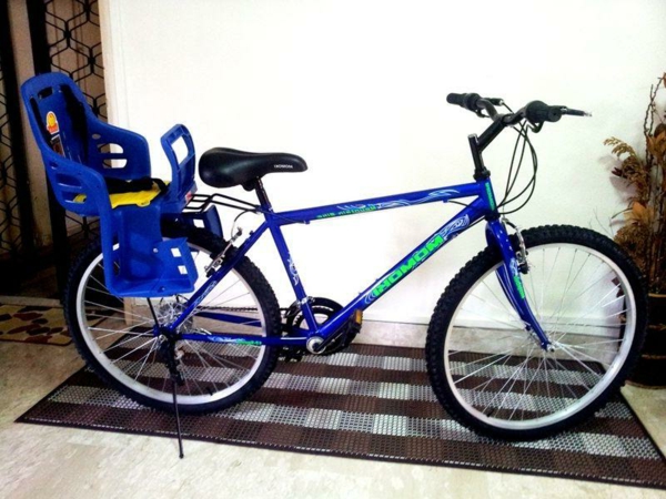 儿童座椅自行车在蓝色现代设计