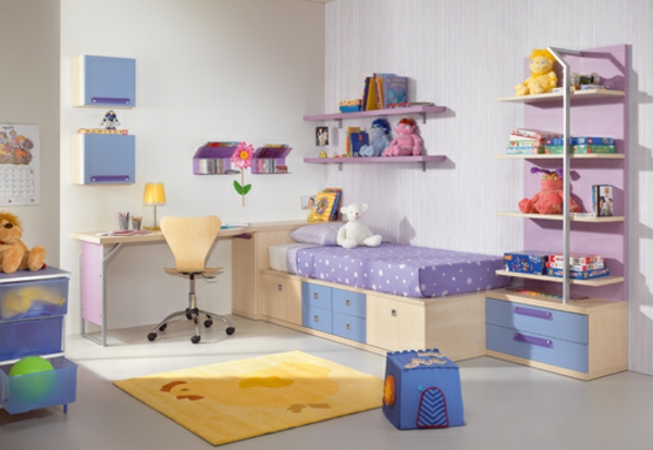 黄色地毯和紫色家具为女孩的孩子们的房间