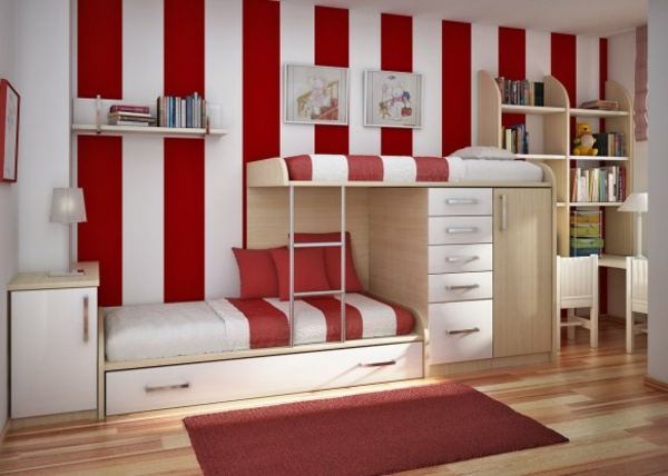 墙上挂着红色的地毯，红色的线条和儿童房间的高床