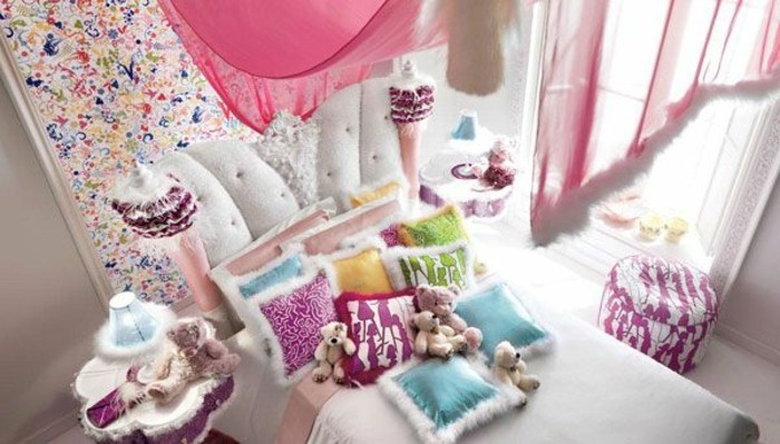 φυτώριο-make-κορίτσια-πολλά διακοσμητικά μαξιλάρια-on-the-κρεβάτι