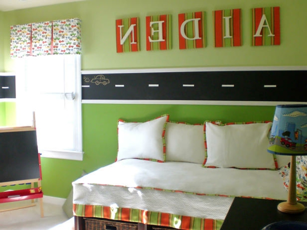 बच्चों के कमरे डिजाइन विचार - हरे रंग की दीवार पेंट - काली में एक मोटी रेखा