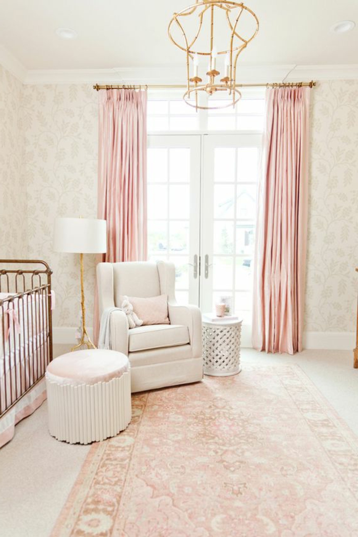 baba helyiség design lámpa aranyfehér karosszék széklet lámpa szőnyeg csecsemő bölcső függöny rózsaszín ablak