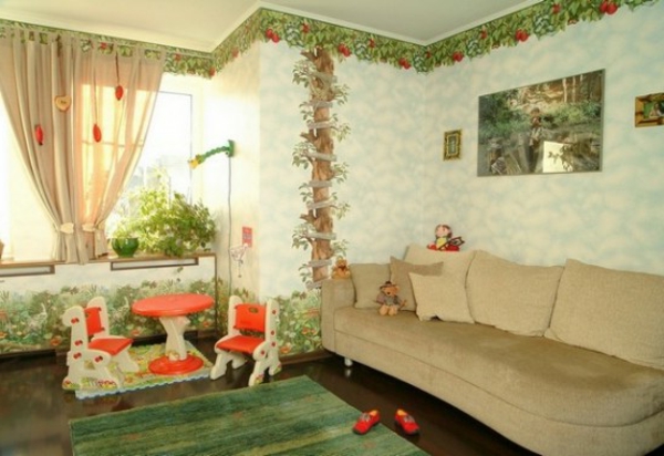大沙发和彩色壁纸在孩子房间里