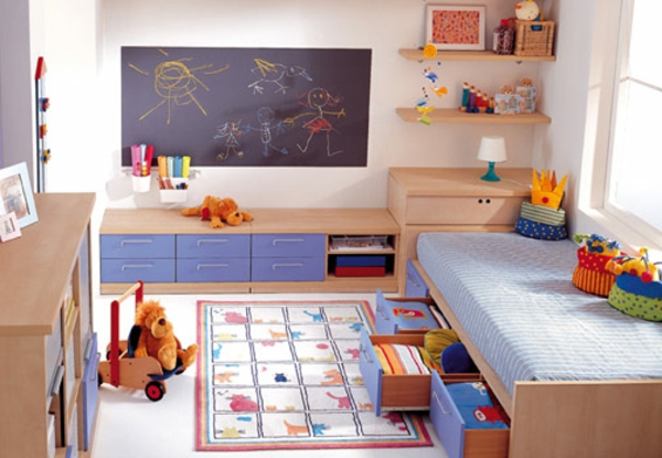 许多玩具和儿童房的黑板