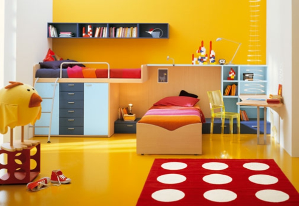 带黄色墙壁和有趣家具的儿童房