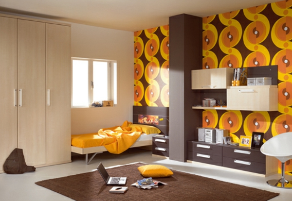 barna és narancssárga színű gyerekeknek szobája érdekes bútorokkal