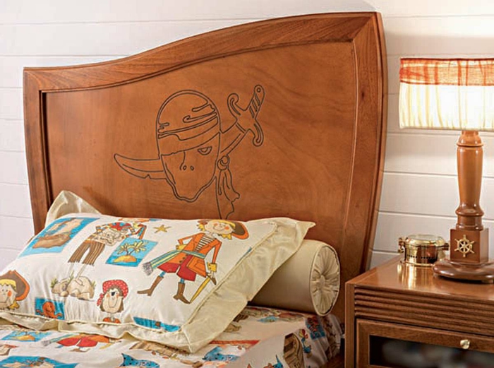 बच्चों के बिस्तर पर समुद्री डाकू की नक्काशी - समुद्री डाकू नर्सरी