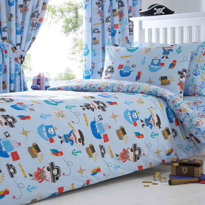 蓝色的床单和窗帘与海盗相同的图案 - 海盗幼儿园